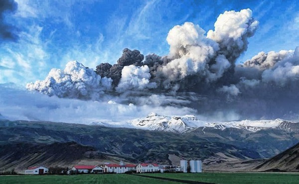 Iceland-Volcano-Risk-Pic-Eyjafjallajokull